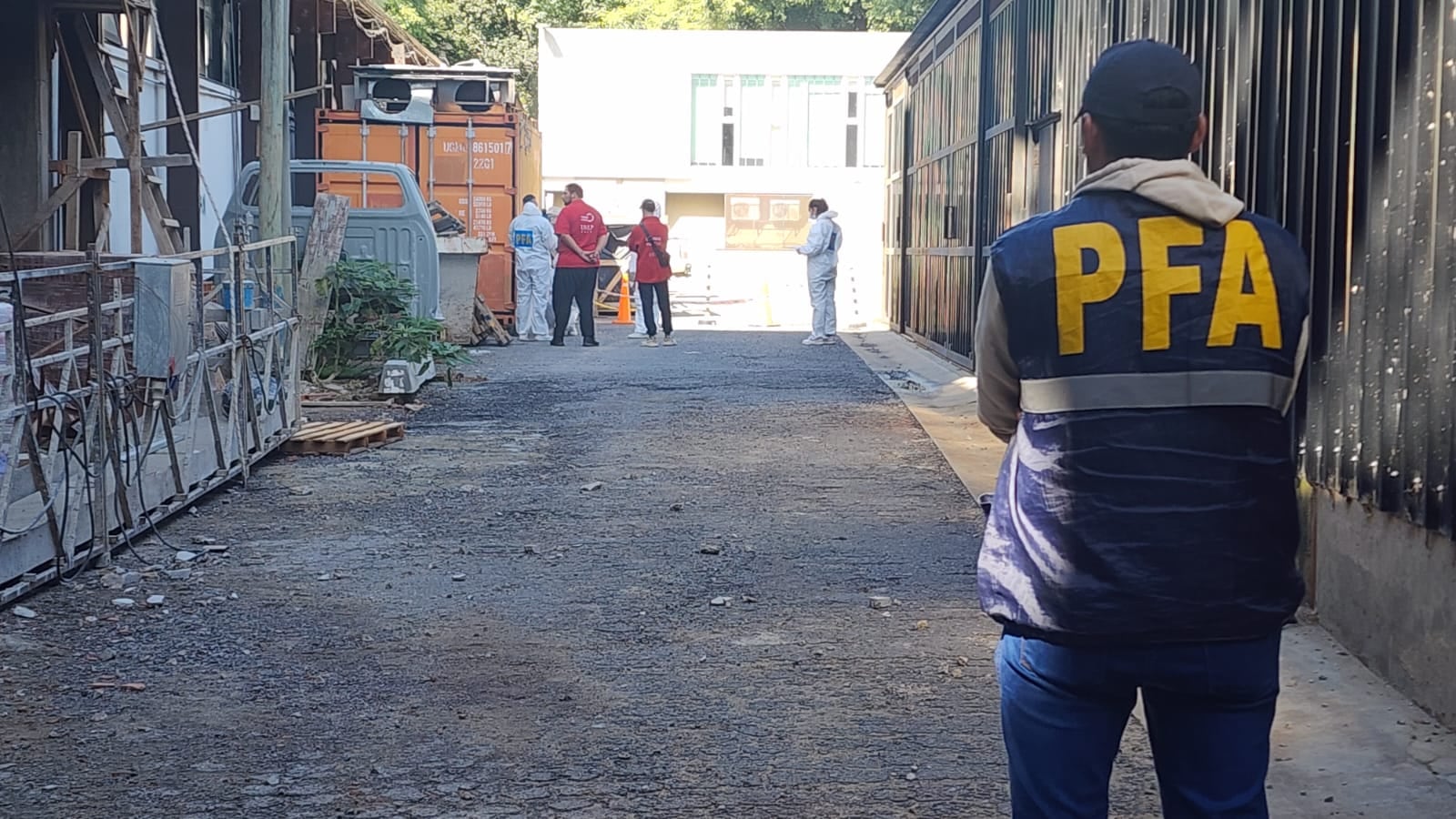 La Policía Federal acordonó la zona de la Facultad de Arquitectura tras el hallazgo de la beba, los peritos trabajaron en la obra donde se encontró el cuerpo