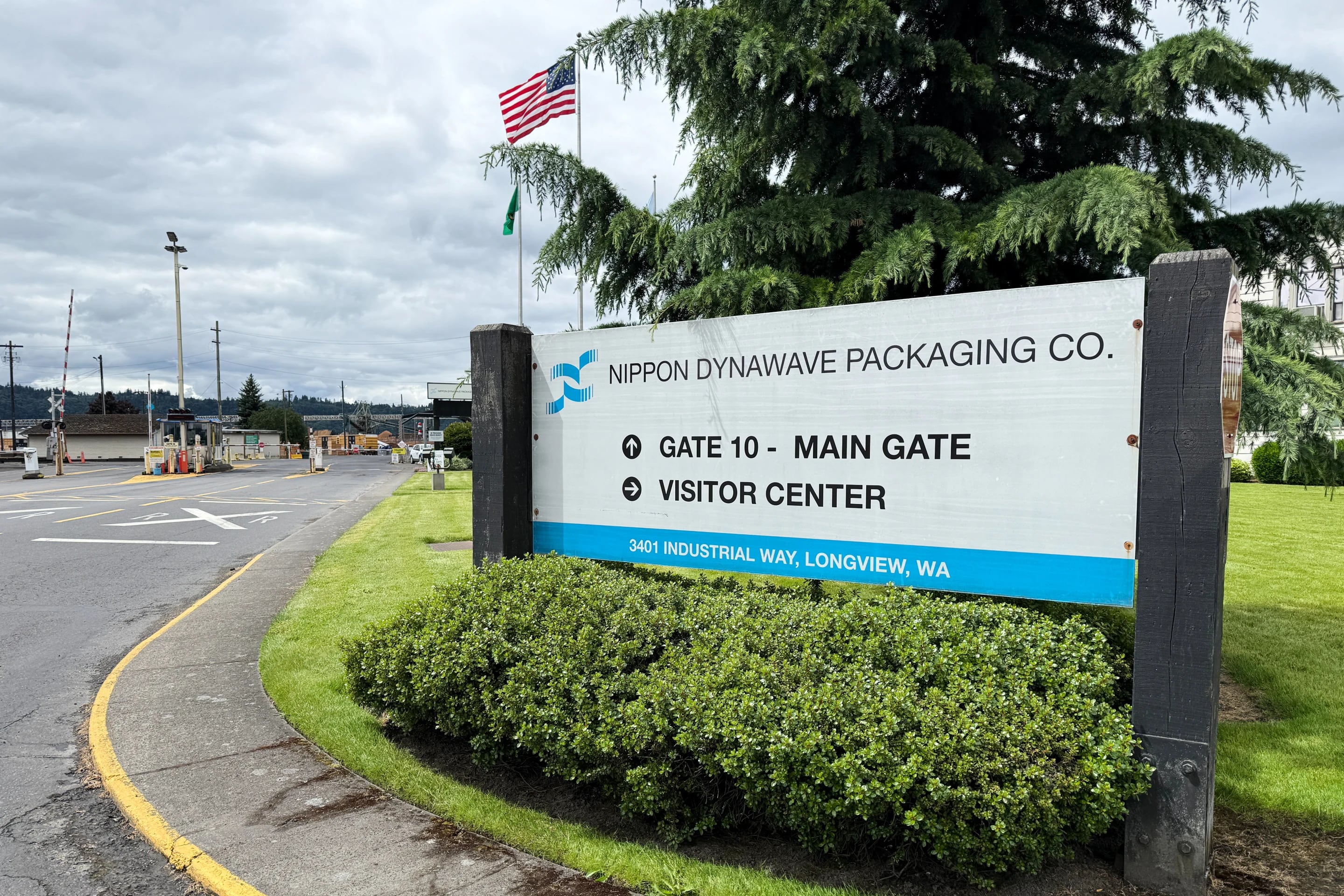 La implosión de un tanque químico en la planta de Nippon Dynawave en Longview deja al menos 10 heridos y varios muertos o desaparecidos según informes oficiales. Foto: Associated Press.