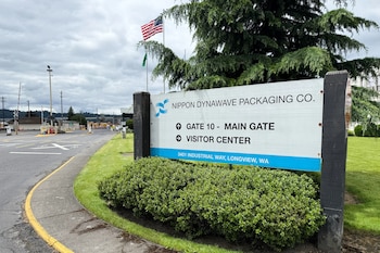 La implosión de un tanque químico en la planta de Nippon Dynawave en Longview deja al menos 10 heridos y varios muertos o desaparecidos según informes oficiales. Foto: Associated Press.