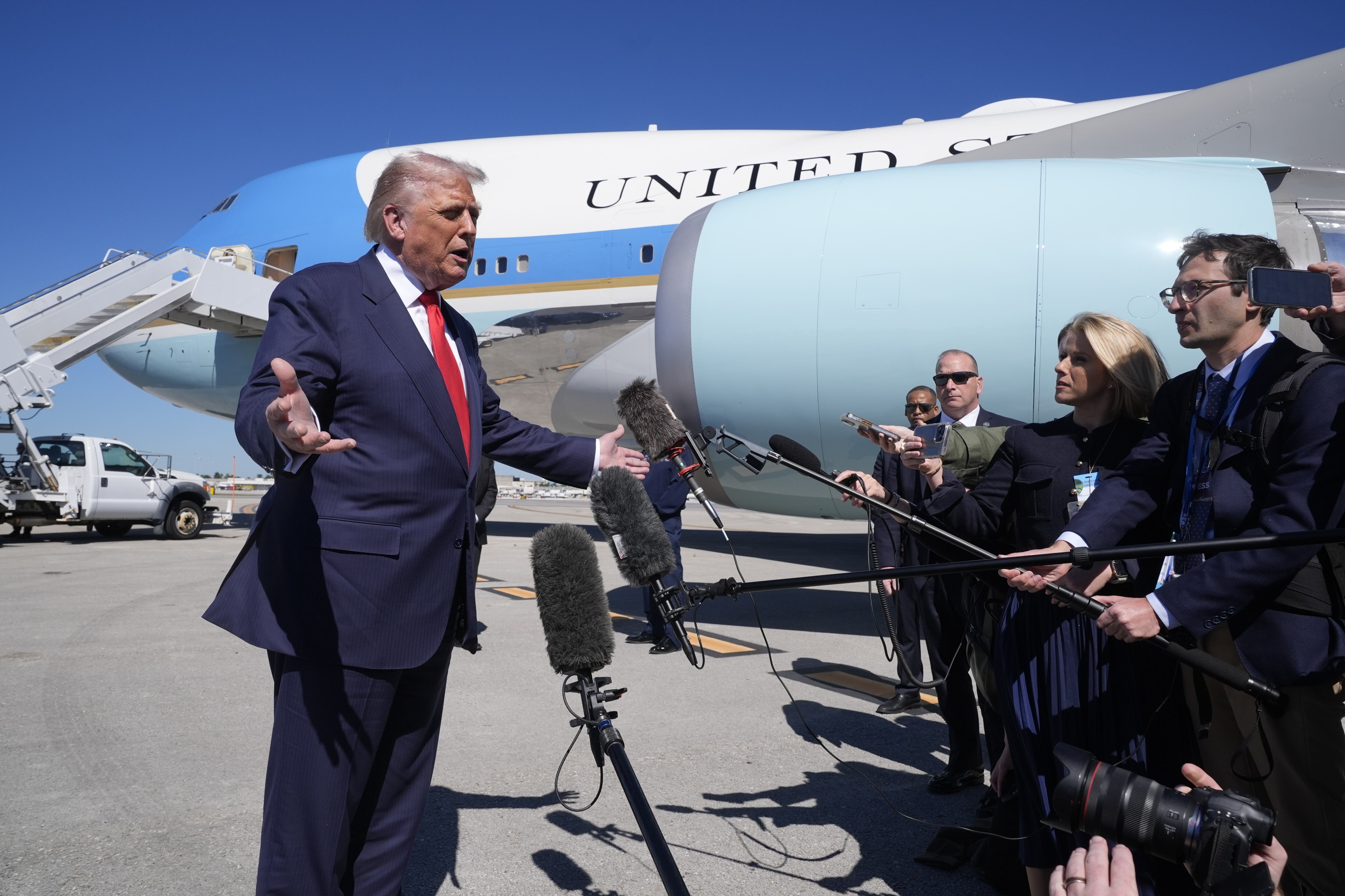 El presidente estadounidense Donald Trump habla con los medios después de llegar al Aeropuerto Internacional de Palm Beach, el 31 de octubre de 2025, en Florida. (AP Foto/Manuel Balce Ceneta)
