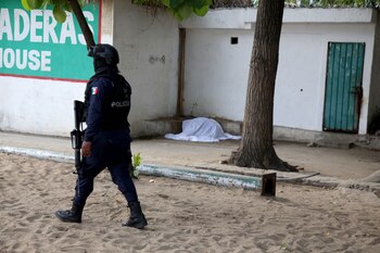ACAPULCO, GUERRERO, 30AGOSTO2019.- Un joven fue asesinado esta tarde en el área de baños públicos de la concurrida playa Papagayo de Acapulco. Policías estatales fueron los primeros en llegar a la escena para resguardan el lugar, mientras que el Servicio Médico Forense trasladó el cuerpo en calidad de desconocido.
FOTO: CARLOS ALBERTO CARBAJAL /CUARTOSCURO.COM