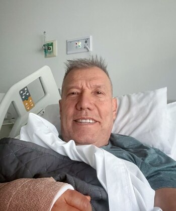 Raúl Romero apareció con el brazo fracturado y preocupa a fans.