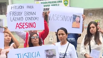 Manifestantes sostienen carteles: uno dice "PRISION PARA FREDDY BRYAN LÁZARO CONDORI ASESINO", otro "¡ASESINO!" con foto de hombre, y uno con foto de perro
