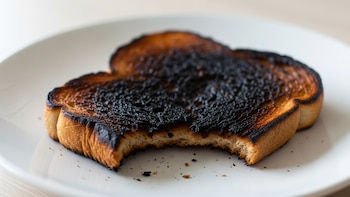 Más allá del sabor: los riesgos para la salud que esconde el pan muy tostado
