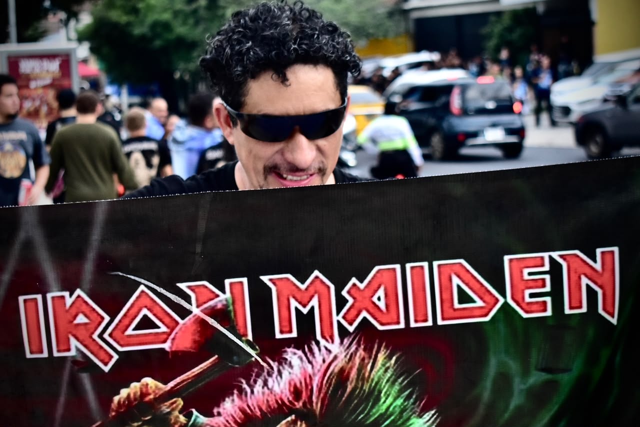 Iron Maiden reúne a cientos de fanáticos en El Salvador antes de su concierto del 5 de octubre (Foto Infobae Centroamérica / Emerson Del Cid)