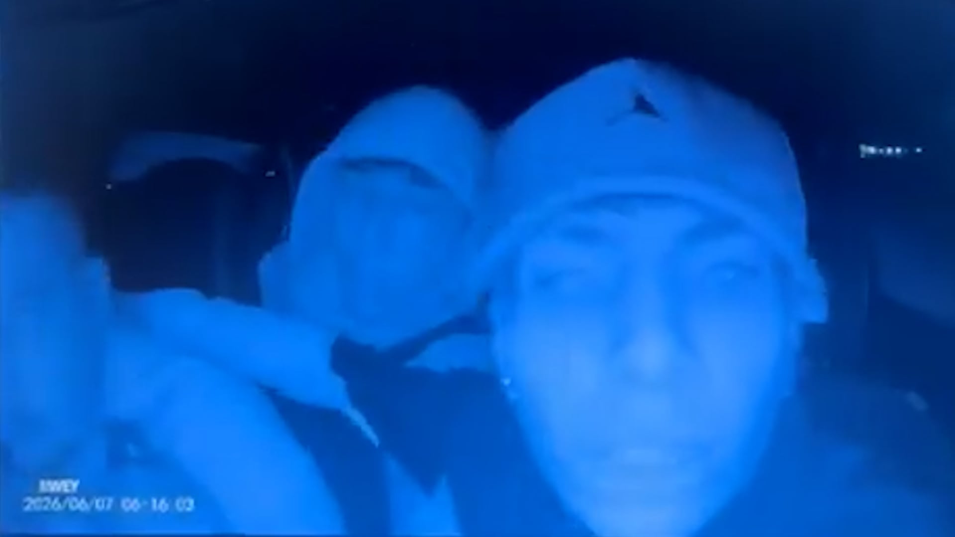Los rostros de los delincuentes quedaron filmados por la cámara de seguridad que la víctima tiene instalada en el interior de su auto.