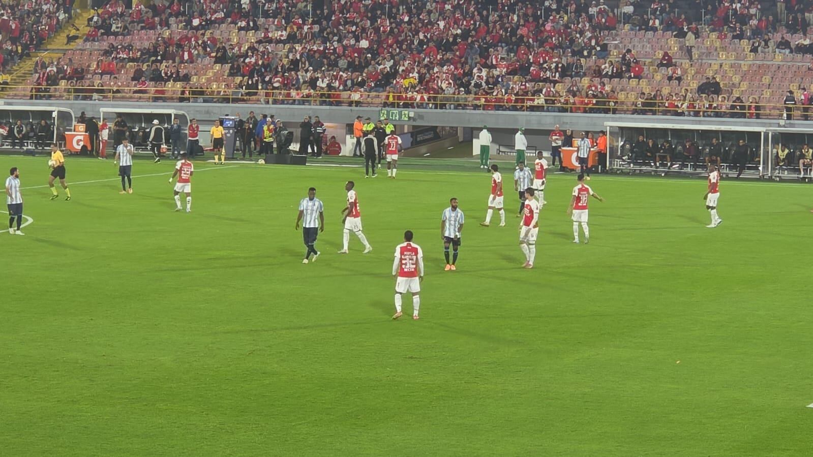 En los primeros minutos del partido en El Campín, Santa Fe fue sorprendido por el Tolima con el 1-0 de Adrián Parra - crédito Alejandro Rodríguez/Infobae Colombia