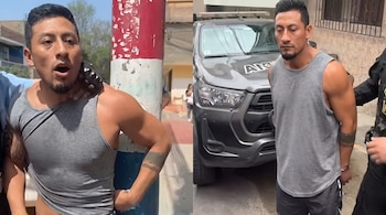 Hombre en camiseta gris con tatuajes, en dos momentos. Uno, con la boca abierta y una mano en su hombro. Otro, escoltado por un oficial junto a una camioneta