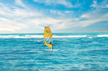 Las mañanas en Cabarete ofrecen olas más suaves para aprender surf, mientras la marea y el viento elevan la dificultad para los avanzados./ (Cortesía)