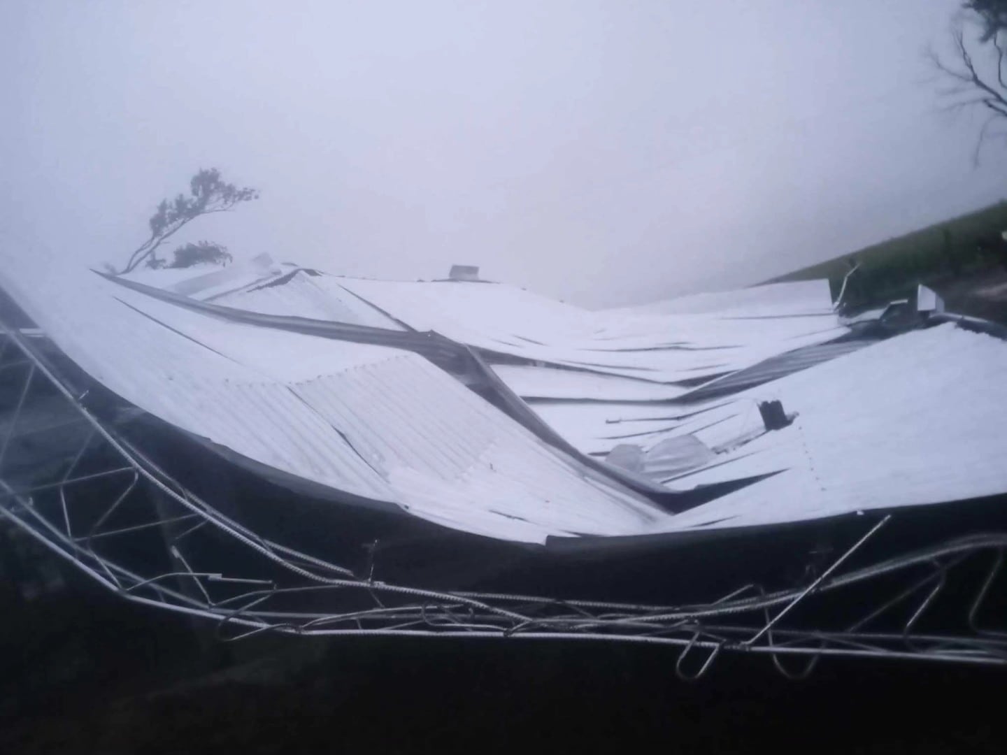 Varias estructuras de la ciudad sufrieron daños, producto de la fuerza de la tormenta (Facebook: Radio Ciudad de Coronel Moldes)