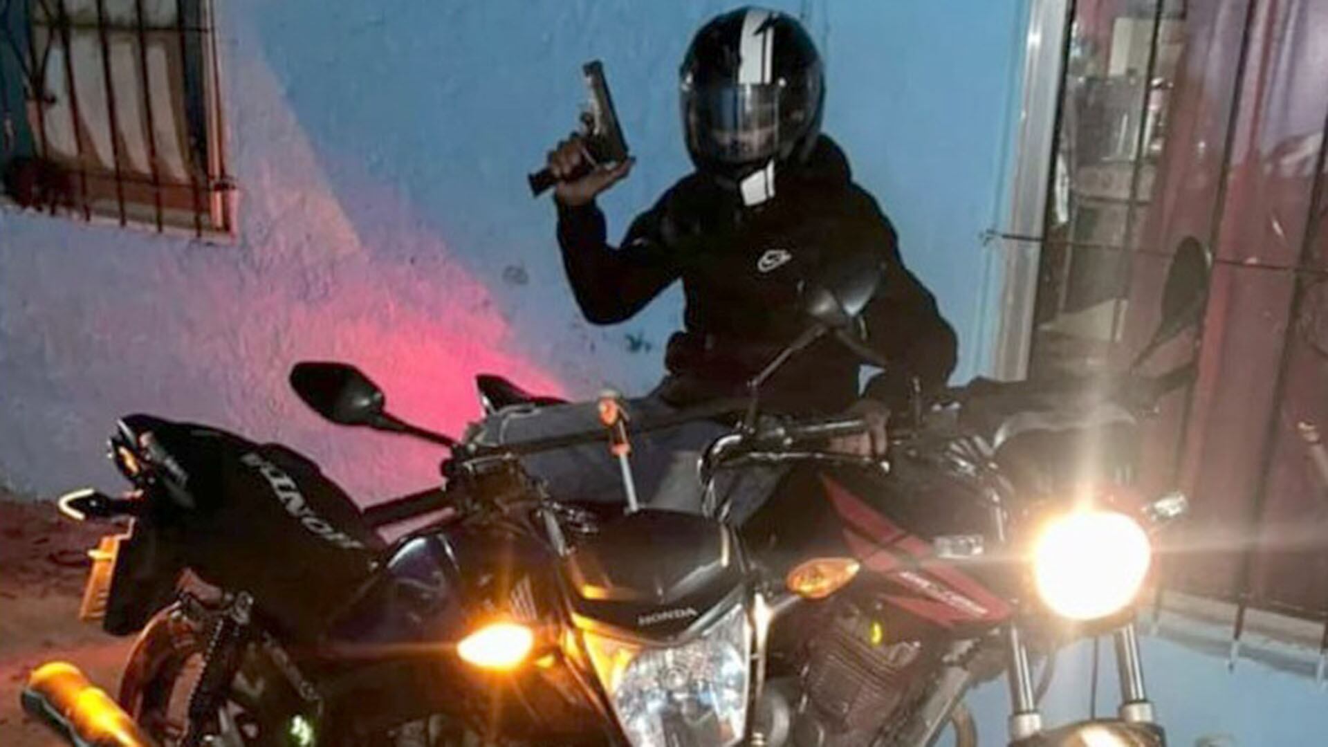 Pum pum: Verón posa con dos motos y una 9 milímetros en Instagram