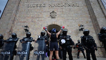 Censura en Colombia: el gobierno retiró obras LGBT y del proceso de paz del Museo Nacional y encendió una protesta histórica