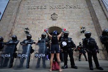 Censura en Colombia: el gobierno borró obras LGBT y de paz del Museo Nacional y encendió una protesta histórica