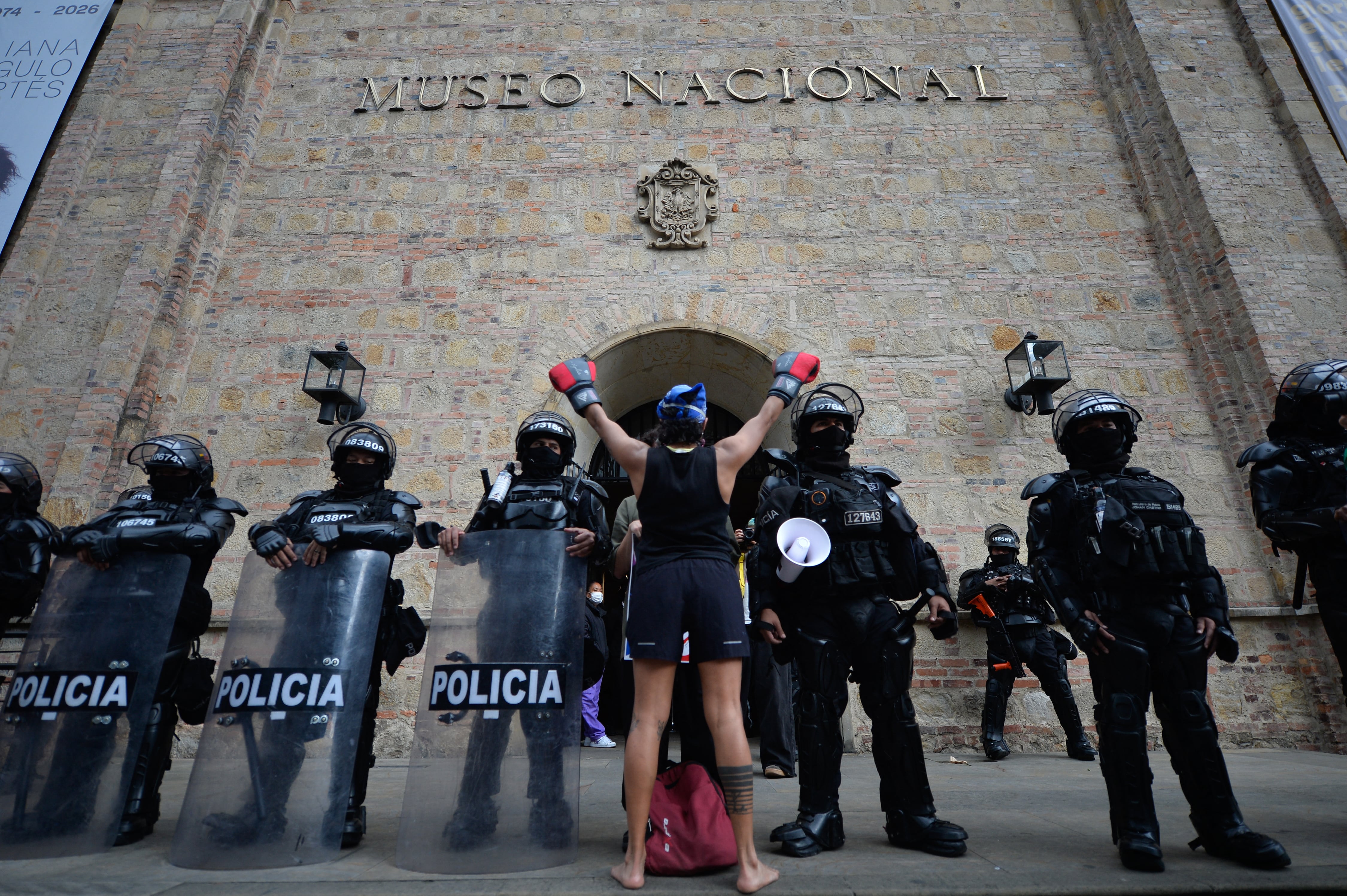 Censura en Colombia: el gobierno retiró obras LGBT y del proceso de paz del Museo Nacional y encendió una protesta histórica