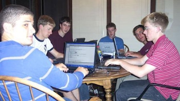 Zuckerberg, atrás, jefe de mesa,