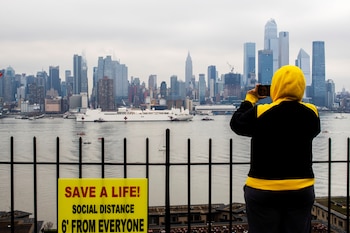 La llegada del buque, vista desde Nueva Jersey, con el firmamento de Manhattan como fondo