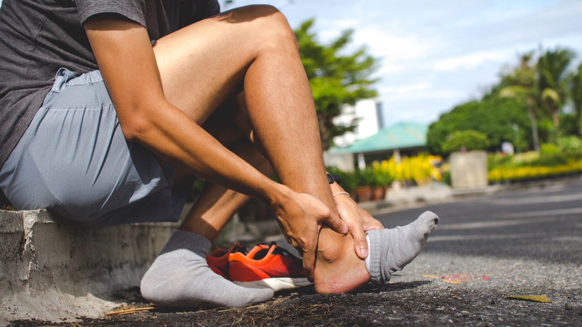 Cleveland Clinic recomienda alternar frío y calor en esguinces o distensiones musculares para optimizar la recuperación (Freepik)