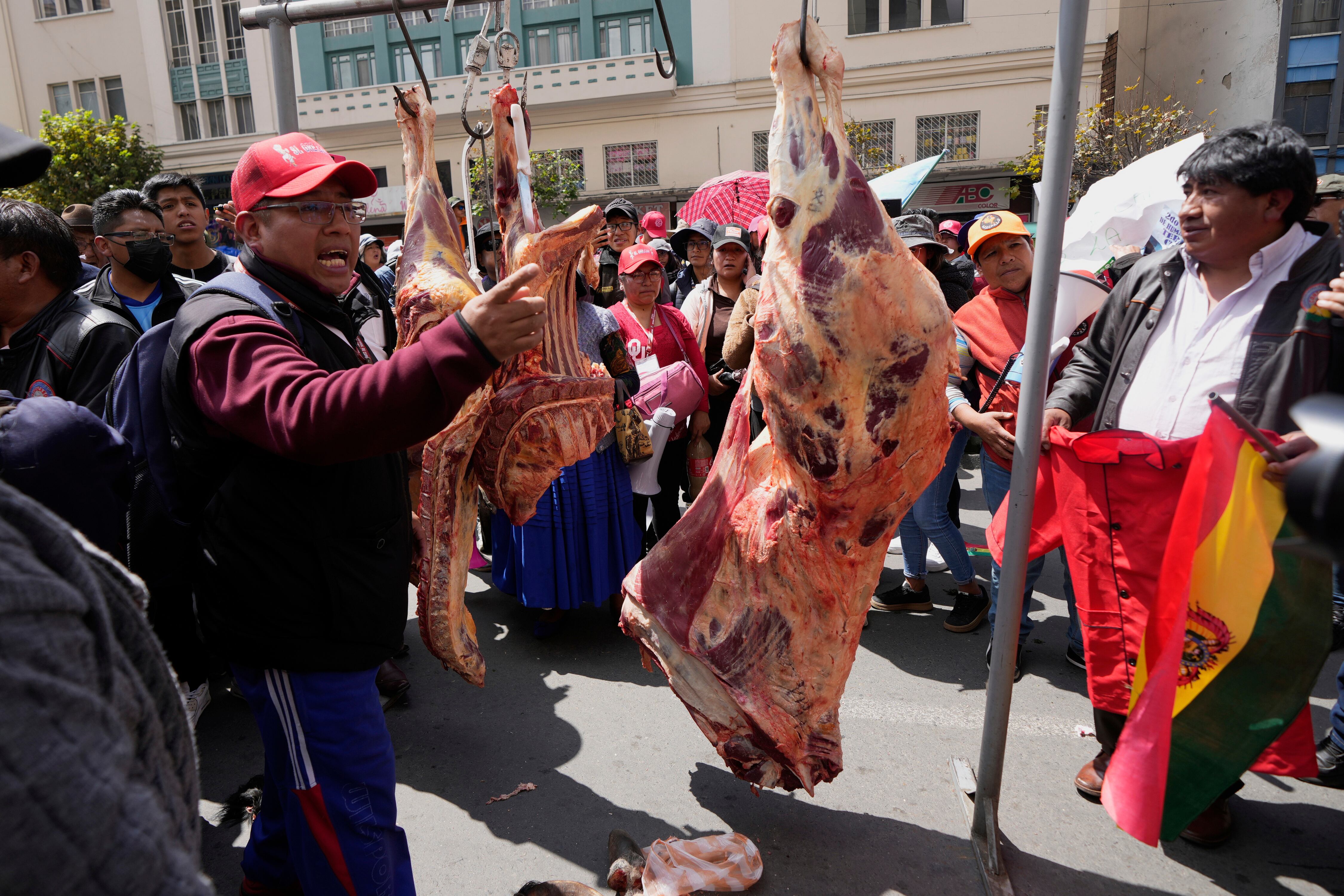 Carniceros protestan para reclamar al gobierno que regule los precios de la carne de sus proveedores, en La Paz, Bolivia, en abril de 2025 (AP Foto/Juan Karita, Archivo)