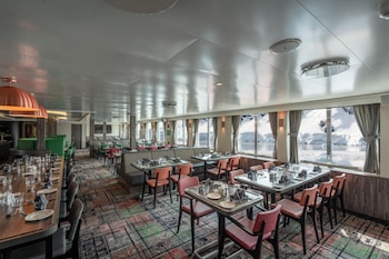 Otro ángulo del comedor que muestran las vistas al exterior del MV Hondius. (Handout / AFP)