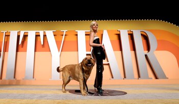 Entre celebridades y elegancia, el labrador amarillo se convirtió en el centro de atención (REUTERS/Danny Moloshok)