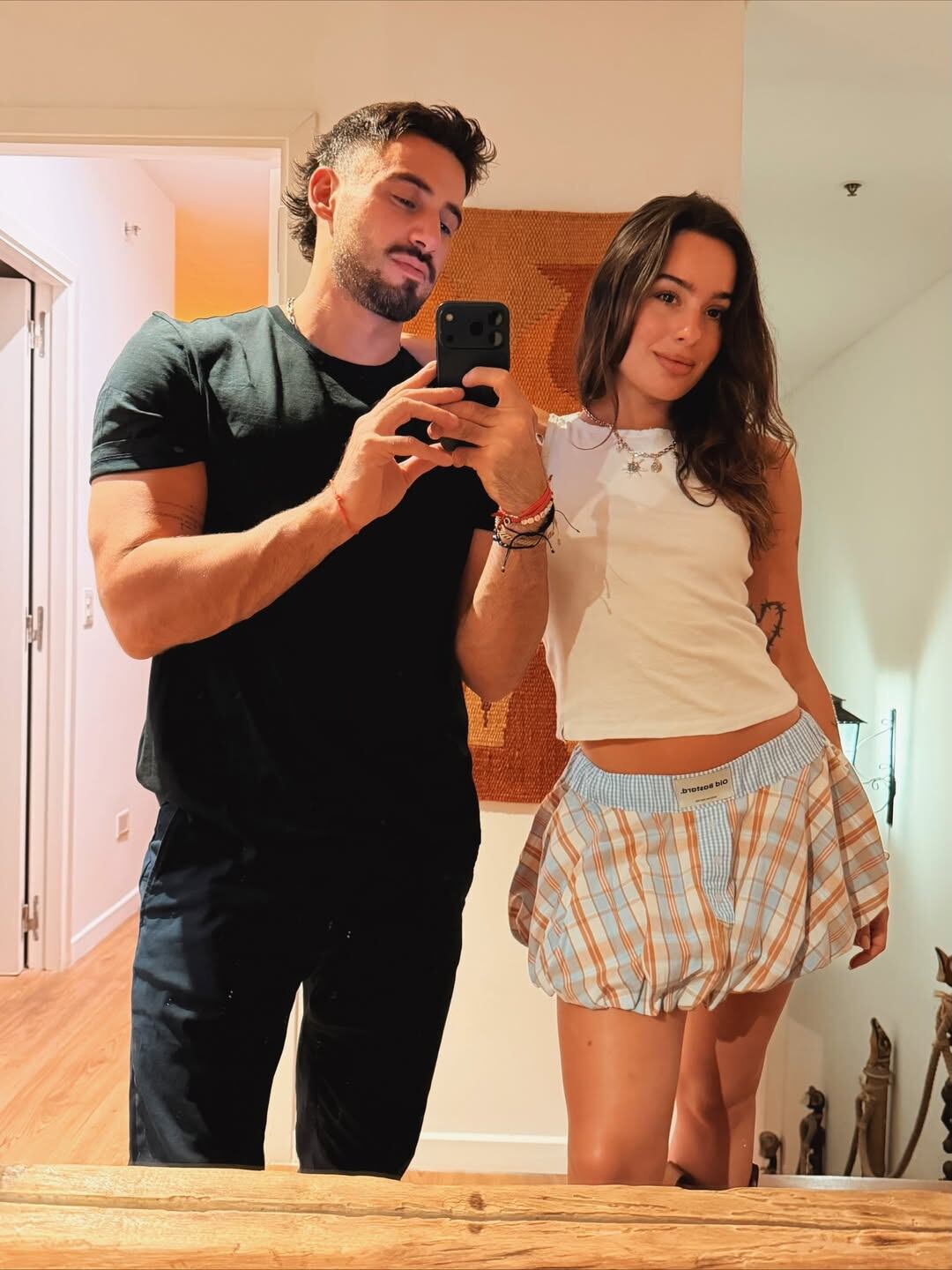 Flor Jazmín lucieron sus looks para la noche en Iguazú: él se vistió todo de negro y ella, de musculosa y mini