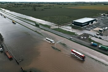 Vehículos y camiones transitan por