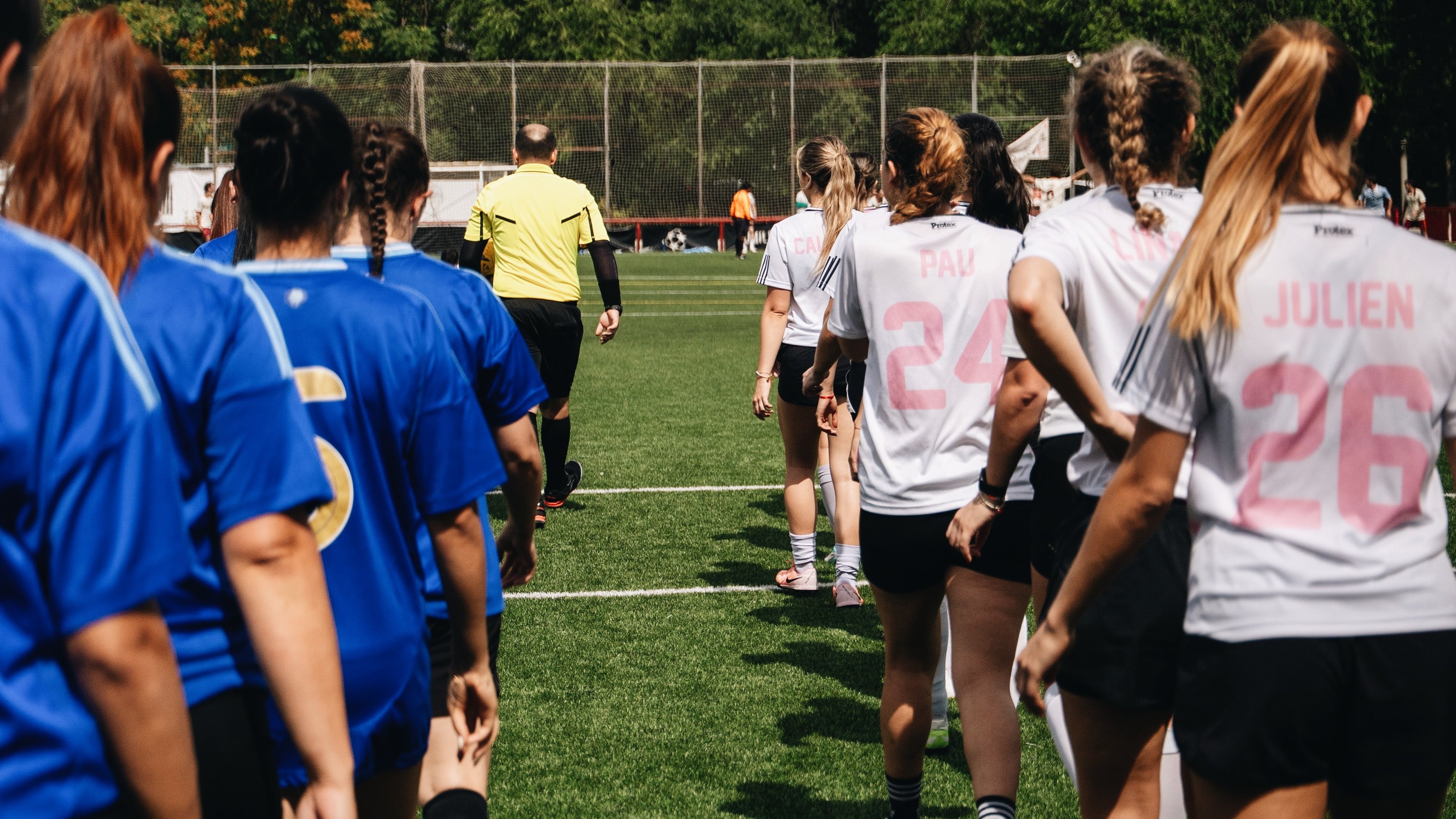Imagen de las jugadoras del torneo de fútbol minutos antes de comenzar el partido (Cedida por Toco y Me Voy)