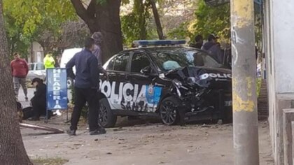 Un patrullero nuevo chocó contra un utilitario en Rosario y se incrustó en el portón de una casa