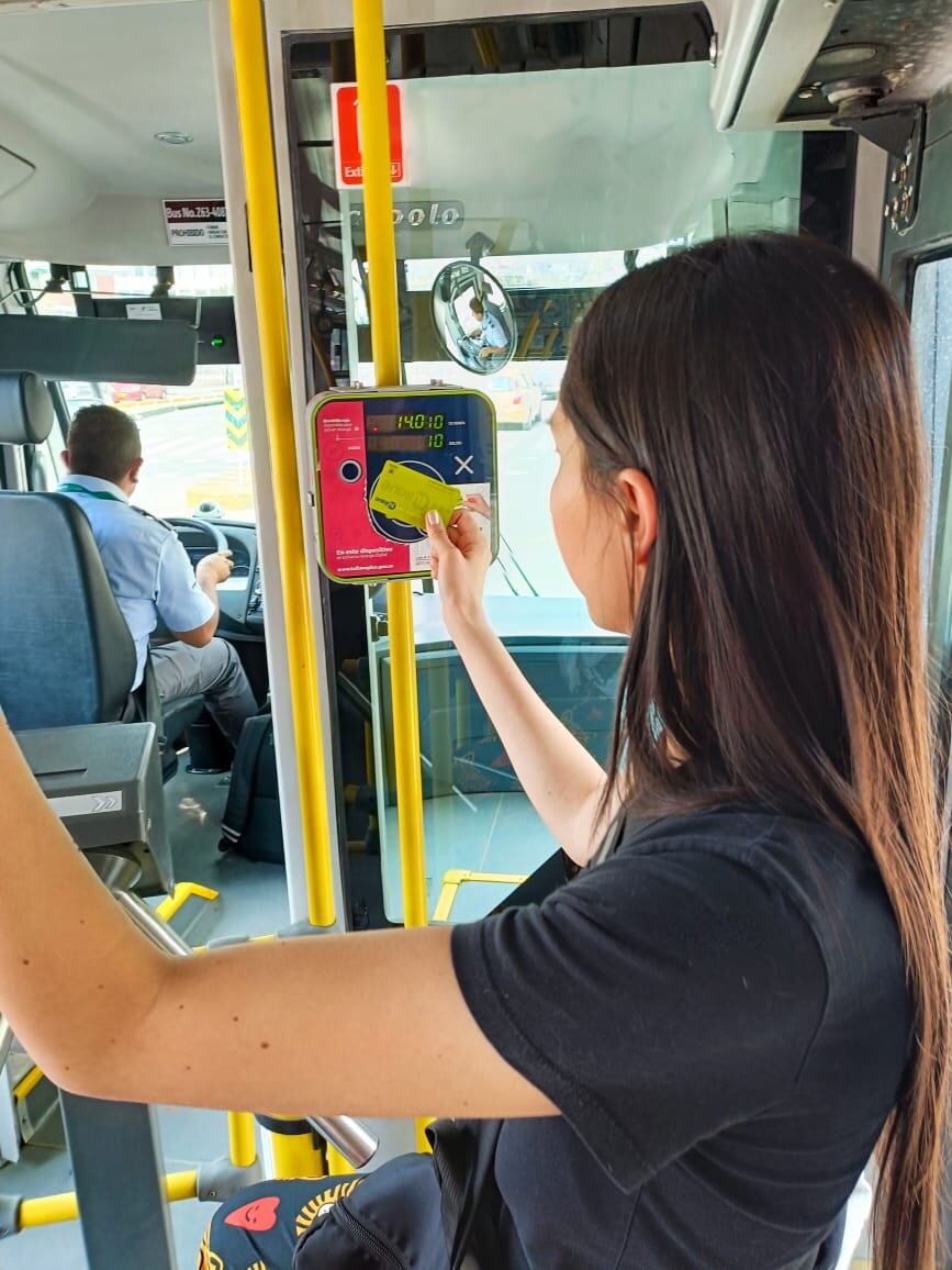 Pago de pasaje del sistema de transporte público de Bogotá | crédito Transmilenio / X