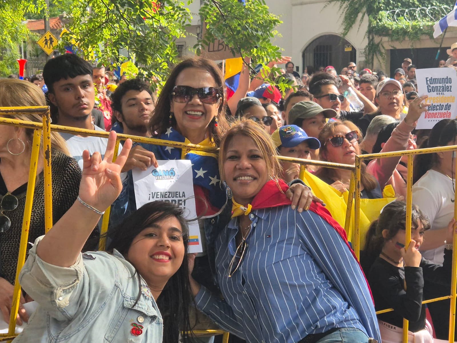 Leydis Aguilera, durante una movilización de venezolanos para la llegada de Edmundo González Urrutia (@ley_aguilera)