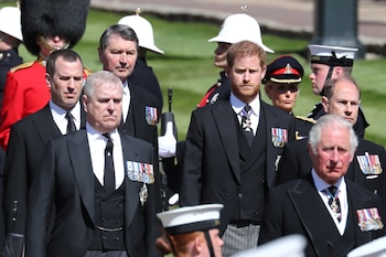 Todos los hijos de la Reina y el Duque de Cambridge llevaban la Garter Star, que representa la Orden de Garter, que es la orden de caballería más alta en el sistema de honores británico y a la entera discreción del Soberano