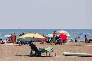 Bañistas disfrutan de la playa de la Patacona de Alboraia, Valencia, a 16 de agosto de 2026. (EFE/Manuel Bruque)