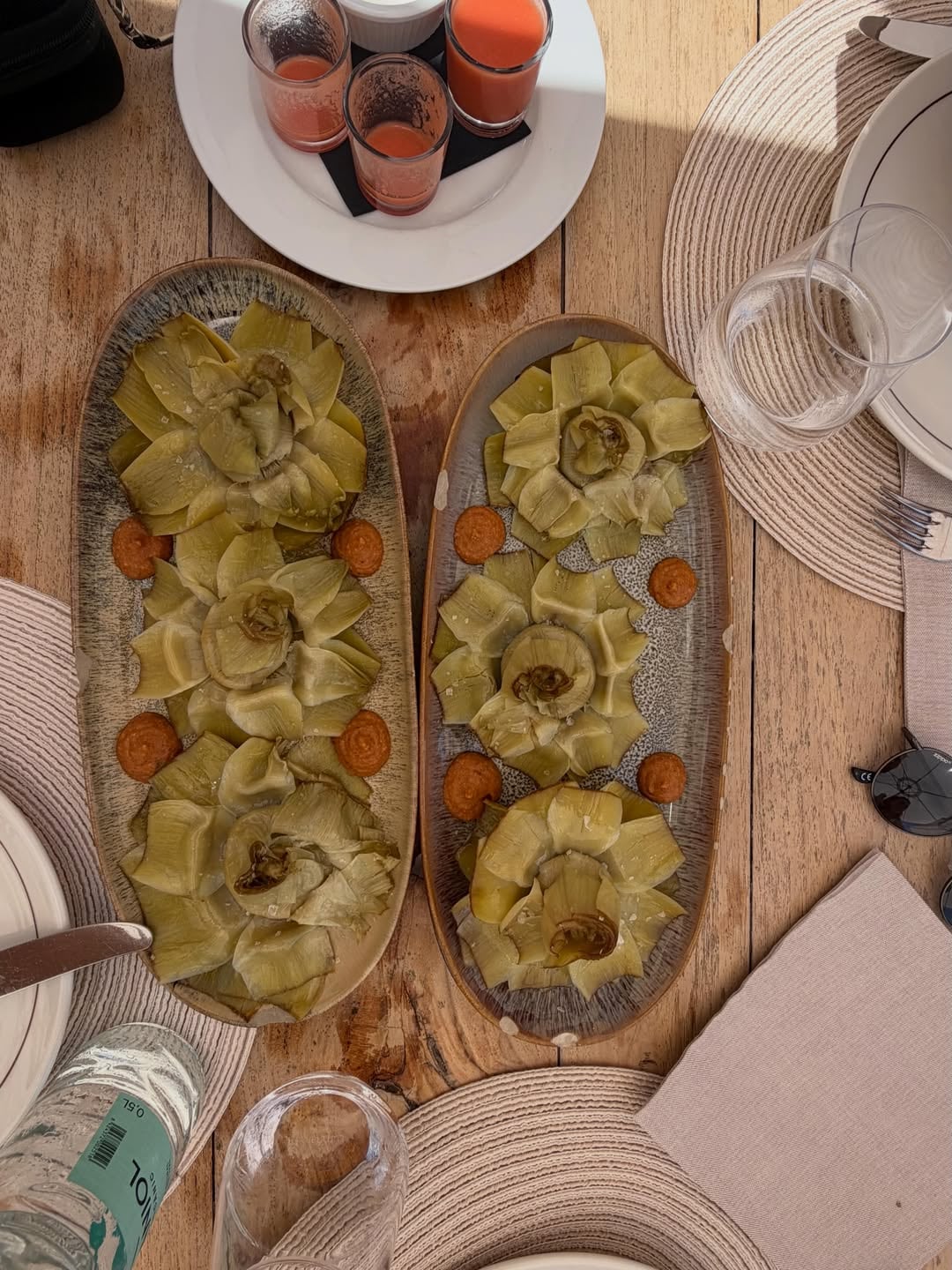 Alcachofas al aceite de oliva, parte del menú en uno de los beach clubs de la isla