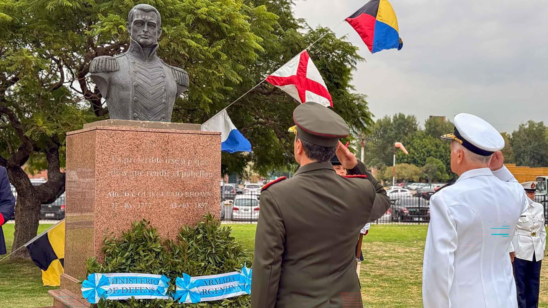 Presti y Romay saludan hacia el busto de Guillermo Borwn, héroe naval de la Argentina