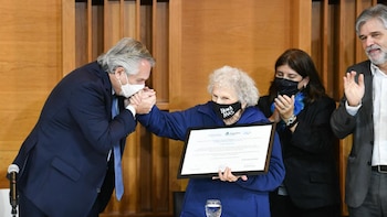 Alberto Fernández junto al ministro