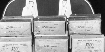 El motín: fajos de billetes de 500 libras esterlinas recuperados tras el Gran Robo del Tren de 1963. El monto total sustraído por la banda ascendió a 2.600.000 libras, según estimaciones oficiales (EFE)