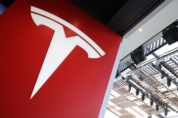 FOTO DE ARCHIVO: Un logotipo de Tesla se ve en Los Ángeles, California EEUU, 12 de enero de 2018. REUTERS/Lucy Nicholson