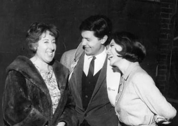 Fotografía en blanco y negro de Nelly Lainez, Guillermo Bredeston y Nora Carpena riendo. Nelly lleva un abrigo de piel, Guillermo un traje y Nora una blusa