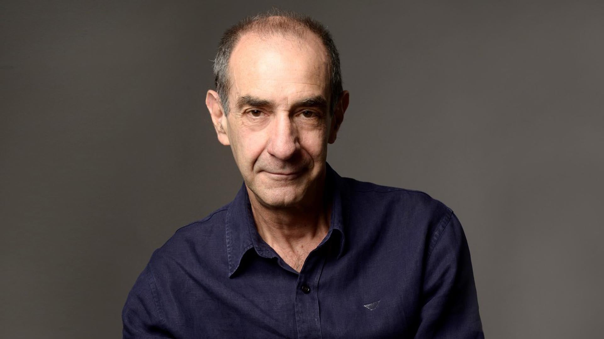 Marcelo Cohen nació en Buenos Aires en 1951 y murió en 2022. Sin dudas está entre los escritores más originales de la literatura contemporánea en español