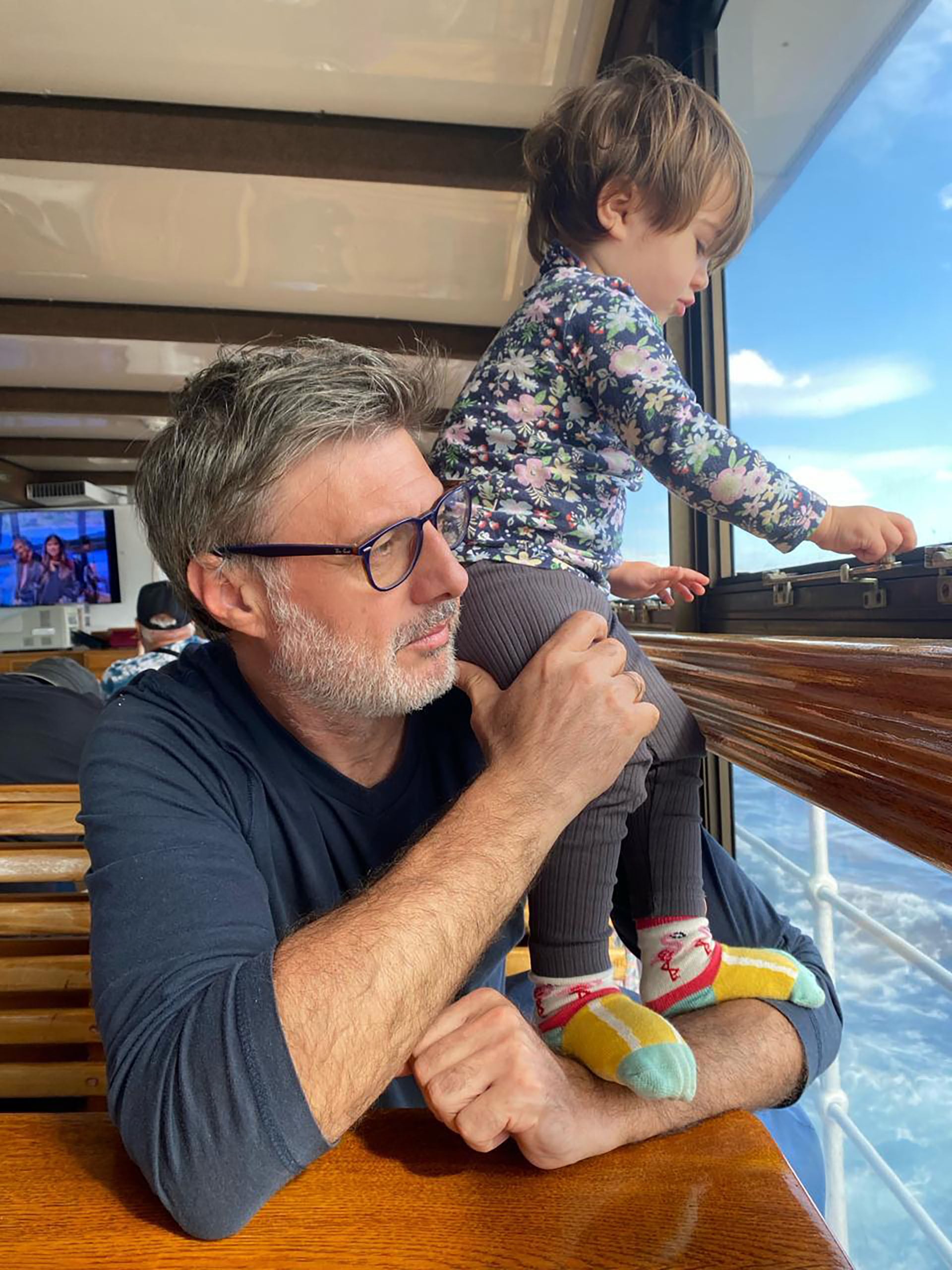 Andrés Barba con uno de sus hijos. ( Foto: Gentileza Carmen Cáceres)