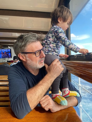 Andrés Barba con uno de