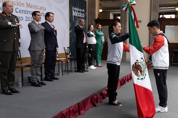 Claudia Sheinbaum abanderó a la delegación mexicana que participará en los Juegos Centroamericanos y del Caribe 2026 (Presidencia)