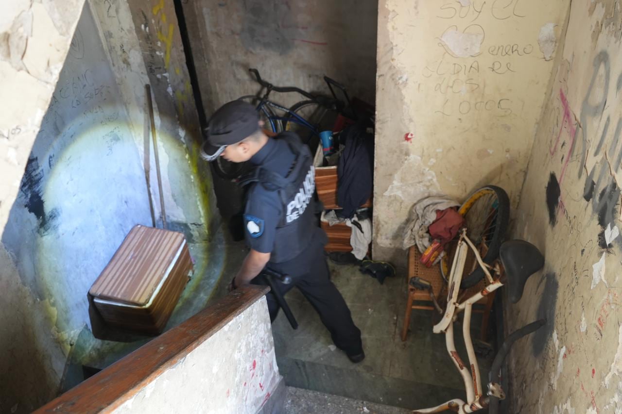 Un oficial de policía revisa el inmueble que había sido ocupado de manera ilegal