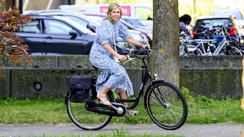 Máxima de Holanda pedalea con tacones altos en un recorrido en bicicleta por las calles de Ámsterdam: las imágenes más cercanas de la reina