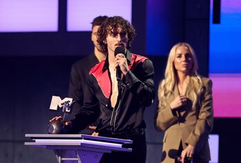 Benson Boone recibe el premio a la Mejor Novela en los MTV Europe Music Awards 2024 en Manchester Co-op Live en Manchester, Gran Bretaña.
(REUTERS/Phil Noble)