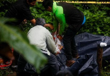 Hasta el momento las autoridades reportaron 7 muertos por los derrumbes (REUTERS/Jose Cabezas)