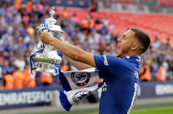 El delantero Eden Hazard alza