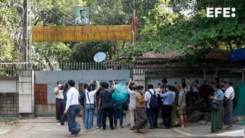 La junta birmana suspende la