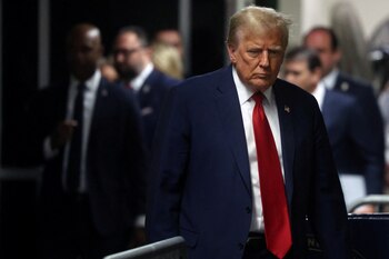 Trump es visto en el Tribunal Penal de Manhattan para la continuación de su juicio por dinero subrepticio el 25 de abril de 2024 en la ciudad de Nueva York (REUTERS)