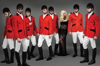 La publicación muestra un guiño a la emblemática foto de Susana junto a hombres vestidos con chaquetas rojas y detalles dorados, obra del diseñador Carlos Di Domenico